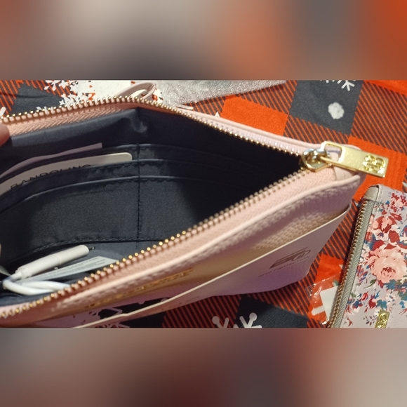 Bandolino Charging Wristlet - light pink only - Picture 6 of 8